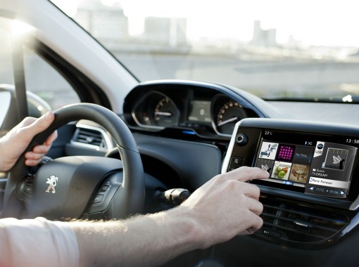Touchscreen des neuen Peugeot 208 - Innenraum