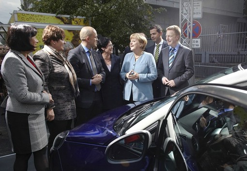 Angela Merkel zeigt großes Interesse am neuen Opel Adam