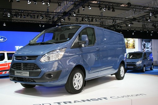 Blauer Ford Transit Custom auf der Nutzfahrzeugmesse IAA 2012