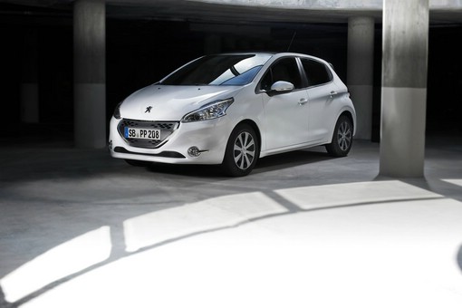 Weißer Peugeot 208 mit Park Assist