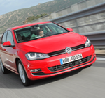 Der neue VW Golf 7 in Rot in der Frontansicht (Fahraufnahme)