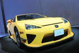 Gelber Lexus LFA auf einer Automesse