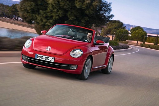 Rotes 2013er VW Beetle Cabriolet Fahraufnahme