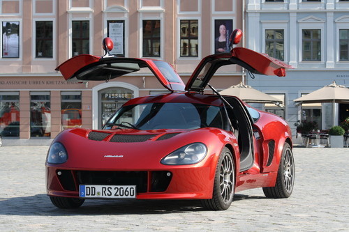 Melkus RS2000 in Rot mit Flügeltüren geöffnet
