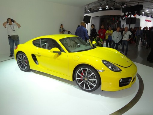 Gelber Porsche Cayman auf einer Messe