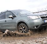 Subaru Forester bei den Tests (im Schlamm)