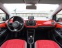 Der Innenraum des Volkswagen Cross Up in rot und Navi