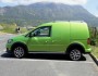 Grüner VW Cross Caddy in der Seitenansicht