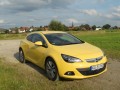 2013 Opel Astra GTC in gelb in der Frontansicht