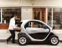 Mann will den Renault Twizy Cargo beladen