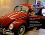 Roter VW Käfer mit seinem Besitzer Larry Marchant