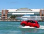 Schwimmender Fiat 500 in rot