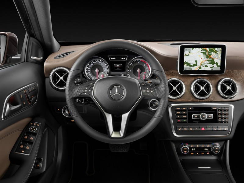 Mercedes-Benz-GLA-Cockpit.jpg