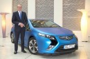 Opel-Chef Karl-Thomas Neumann neben dem Ampera