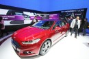 2014er Ford Mondeo in rot auf Messe.