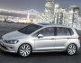 Silberner Volkswagen Golf Sportsvan in der Seitenansicht