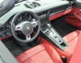 Der Innenraum des Porsche 911 Turbo Cabriolet mit rotem Leder