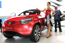 Messegirl präsentiert roten Suzuki Concept Crosshiker in Tokyo