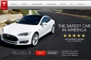 Tesla Model S in weiß auf der Tesl Website