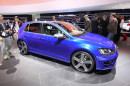 Blauer Volkswagen Golf R bei der Vorstellung auf einer Messe