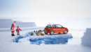 Adam mit knallroter Karosserie und schneeweißem Dach - Opel Modellauto