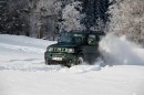 Allradfahrzeug Suzuki Jimny fährt auf Schnee