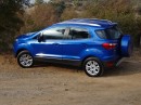 Blauer Ford Ecosport in der Seitenansicht