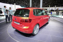 VW Golf Sportsvan in rot bei der Vorstellung auf einer Automesse