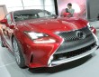 Lexus RC F in dunkelrot auf der Messe Detroit