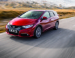 Fotoaufnahme vom fahrenden Honda Civic Tourer in rot