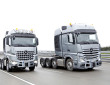 Die Lkw-Modelle Arocs SLT 4258 und Actros SLT 4163 bei der Fahrt