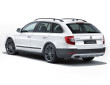 weißer Skoda Superb Combi mit dem neuen Outdoor-Paket