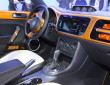 Der Innenraum des Volkswagen Beetle Dune mit Touchscreen Display