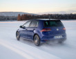 Volkswagen Golf R Allrad in Blau dreht seine Runden auf Eis
