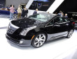 schwarzer Cadillac ELR mit Elektroantrieb auf einer Messe