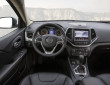 Auch der Innenraum des Jeep Cherokee 2014 wurde überarbeitet