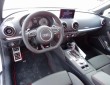 Das Audi S3 Quattro Cabrio Fahrer sitzt auf Sportsitzen
