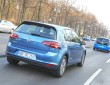 Die Elektromodelle VW e-Golf und e-up in blau
