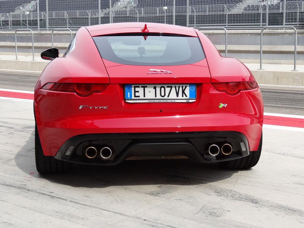 Jaguar-F-Type-R-Coup%C3%A9-Heckansicht.j