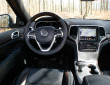 Das Cockpit des Jeep Grand Cherokee Overland mit TFT-Display