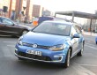 Blauer VW E-Golf bei den Tests, Fahraufnahme, Frontansicht