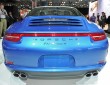 Das Heck eines hellblauen Porsche 911 Targa