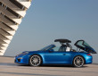 Hellblauer Porsche 911 Targa beim öffnen des Daches