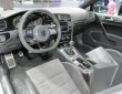 Lenkrad, Vordersitze und Mittelkonsole des VW Golf R 400