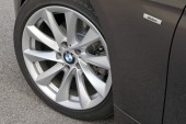 Die serienmäßigen Leichtmetallfelgen (16 Zoll) des BMW 320d.