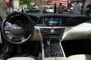 Mittelkonsole, Lenkrad und das Cockpit der Hyundai Genesis Sportlimousine