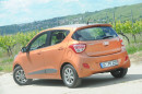 Die Heckpartie des Kleinstwagens Hyundai i10, Farbe orange