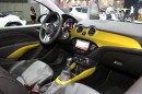 Der Innenraum des Opel Adam Rocks in gelben Akzenten