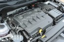 Blick unter der Haube des VW Golf Sportsvan
