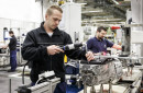 Ferienbeschäftigte arbeiten auch in der Montage des neuen Automatikgetriebes 9-G-Tronic im Mercedes-Benz-Werk Untertürkheim. 